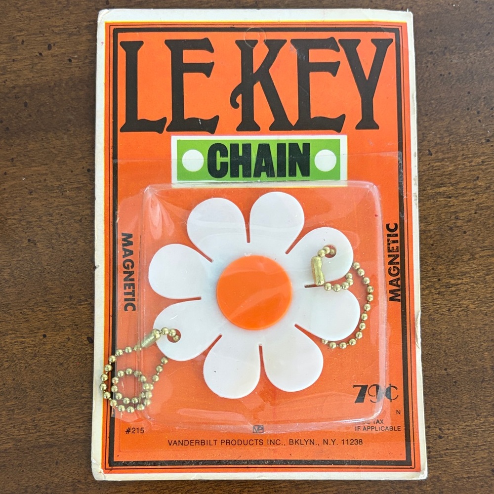 Vintage Le Key Daisy Flower Keychain with Orange Center NEW